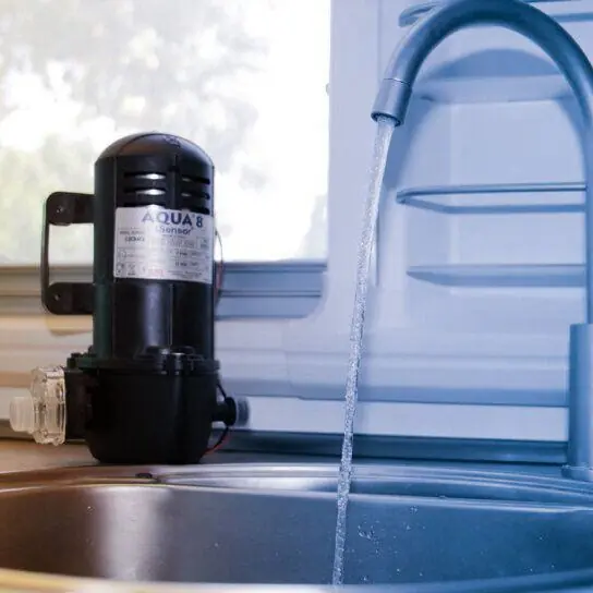 Jen pár kusů | Tlakové čerpadlo Fiamma Aqua s průtokem 10 l/min
